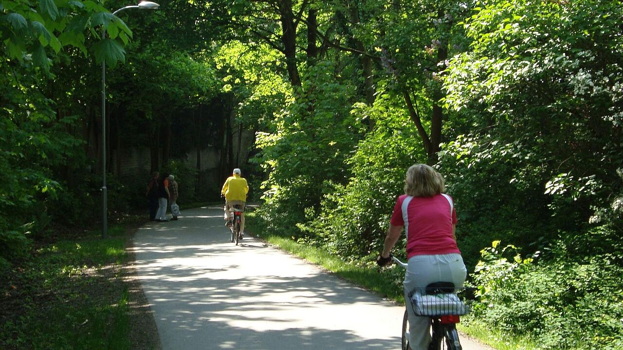 Bild von Radfahrer auf der alten Bahntrasse in Iserlohn