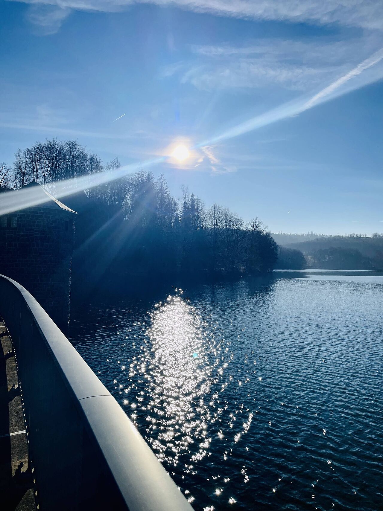 Ein toller Anblick: Die Spiegelung der Sonne in der Fürwiggetalsperre