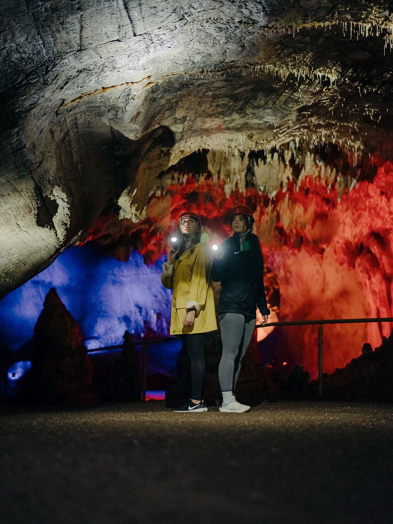 Helm und Taschenlampe gehören zur Grundausstattung in der Dechenhöhle