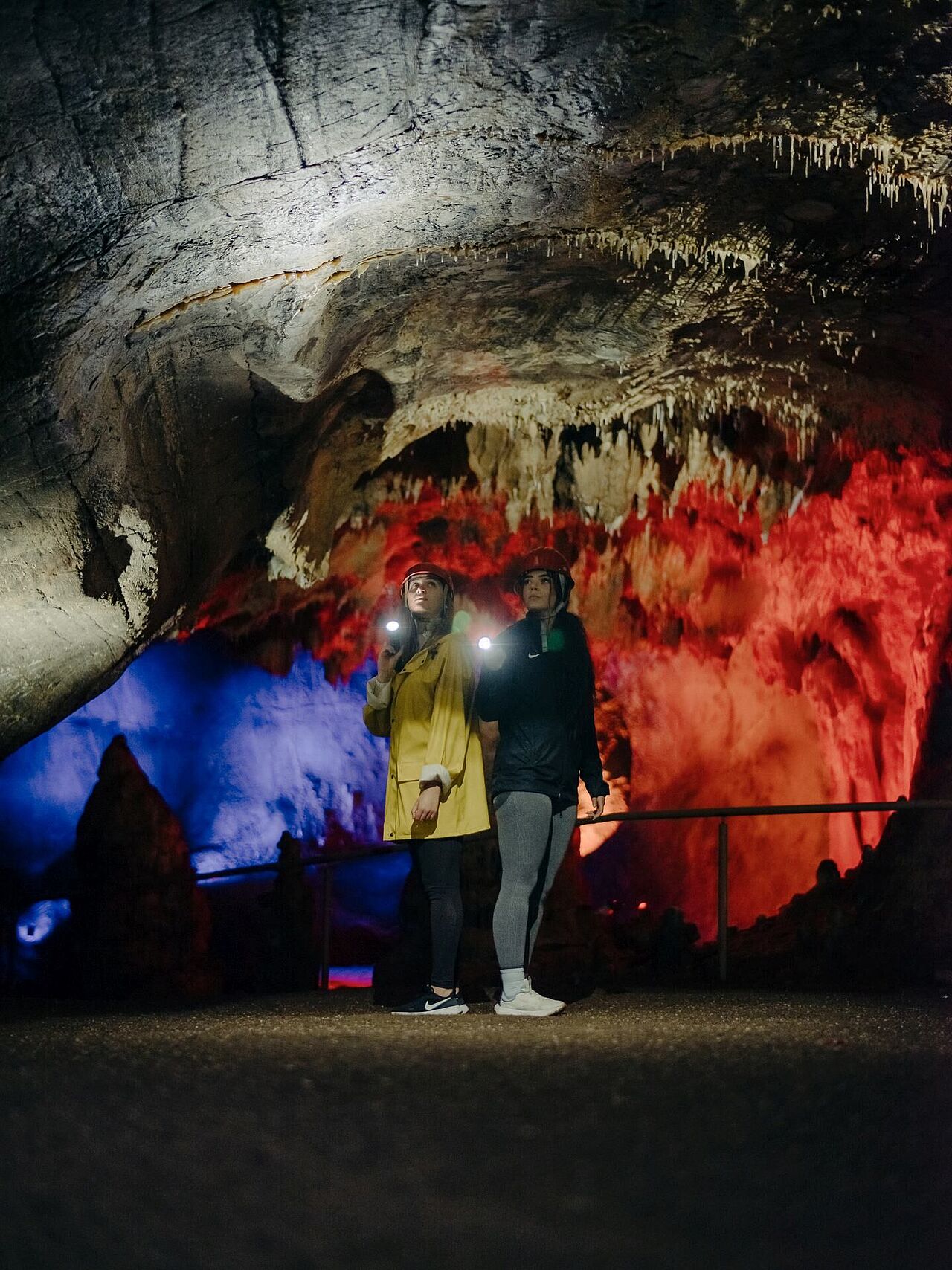 Helm und Taschenlampe gehören zur Grundausstattung in der Dechenhöhle