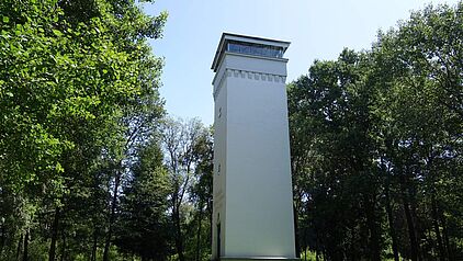 Aussichtsturm Wienhagen mit Blick über die bewaldete Landschaft von Kierspe.