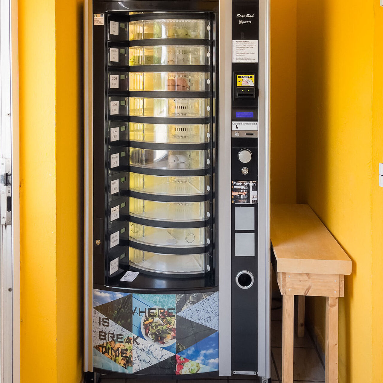 Selbstbedienungs-Milchzapfstelle und Eierautomat bei Joest’s Hofladen in Meinerzhagen.