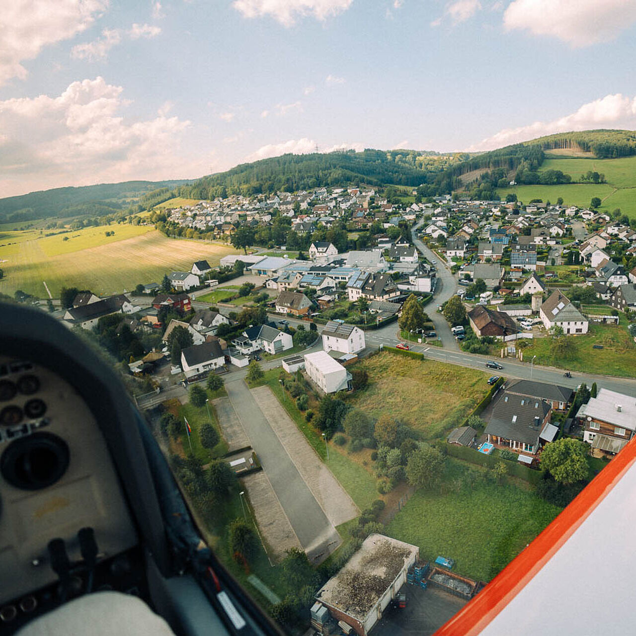 Motorflugzeug fliegen auf dem Flugplatz Plettenberg-Herscheid im Märkischen Sauerland