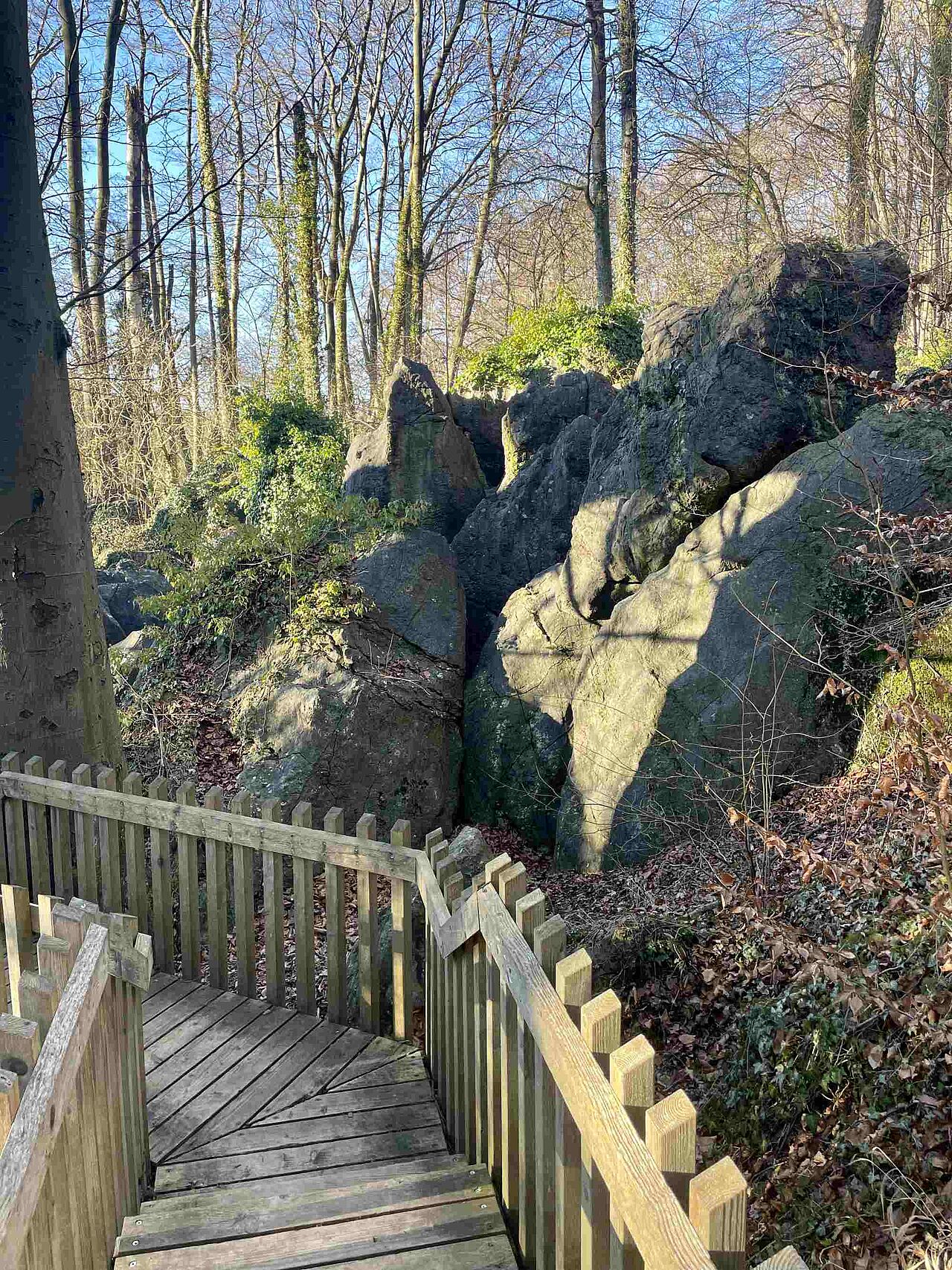 Der Weg durch das Felsenmeer ist ein Zusammenspiel aus natürlichen Materialien