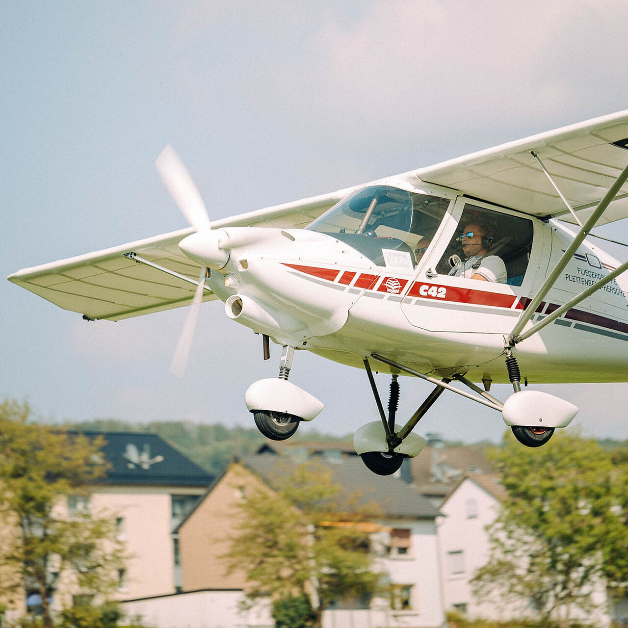 Motorflugzeug auf dem Flugplatz Plettenberg-Herscheid im Märkischen Sauerland