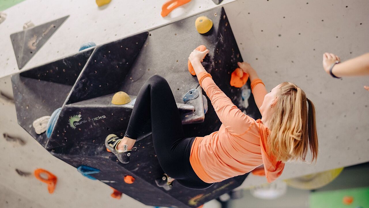 Frau in der Kletterhalle Altena im Märkischen Sauerland