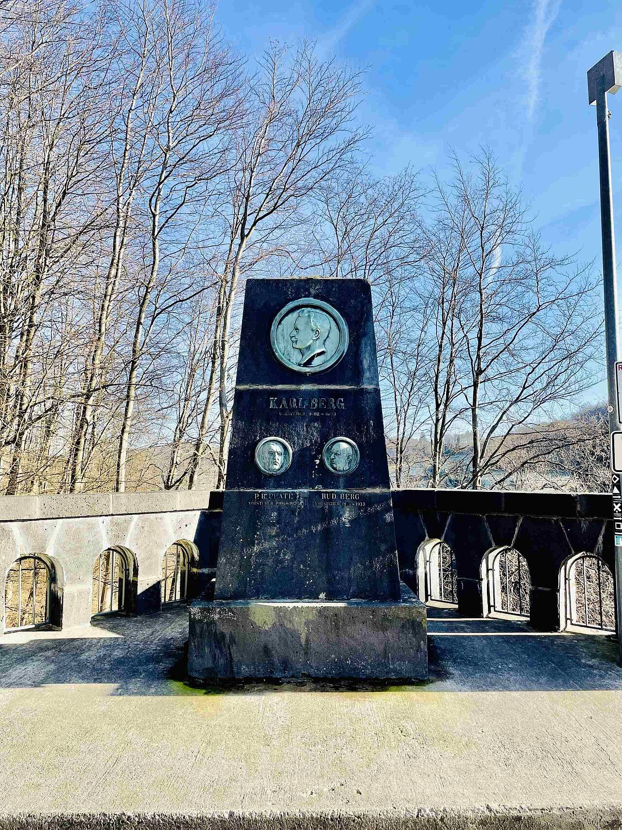 Das Denkmal ehrt den ersten Vorsteher der Versetalengenossenschaft Karl Berg, Plate und Rud