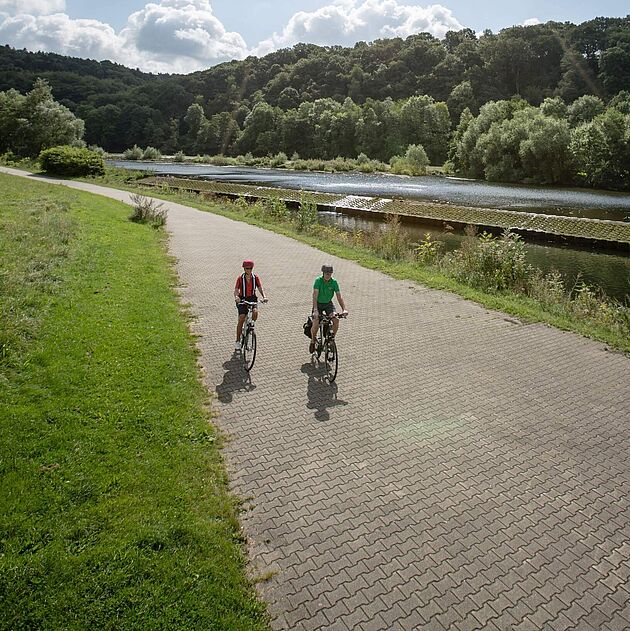 Radfahrer an der Ruhr auf dem Ruhr-Lenne-Achter