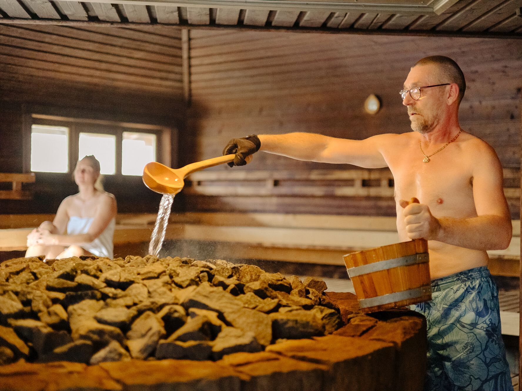 Aufguss in einer Sauna im Saunadorf Lüdenscheid