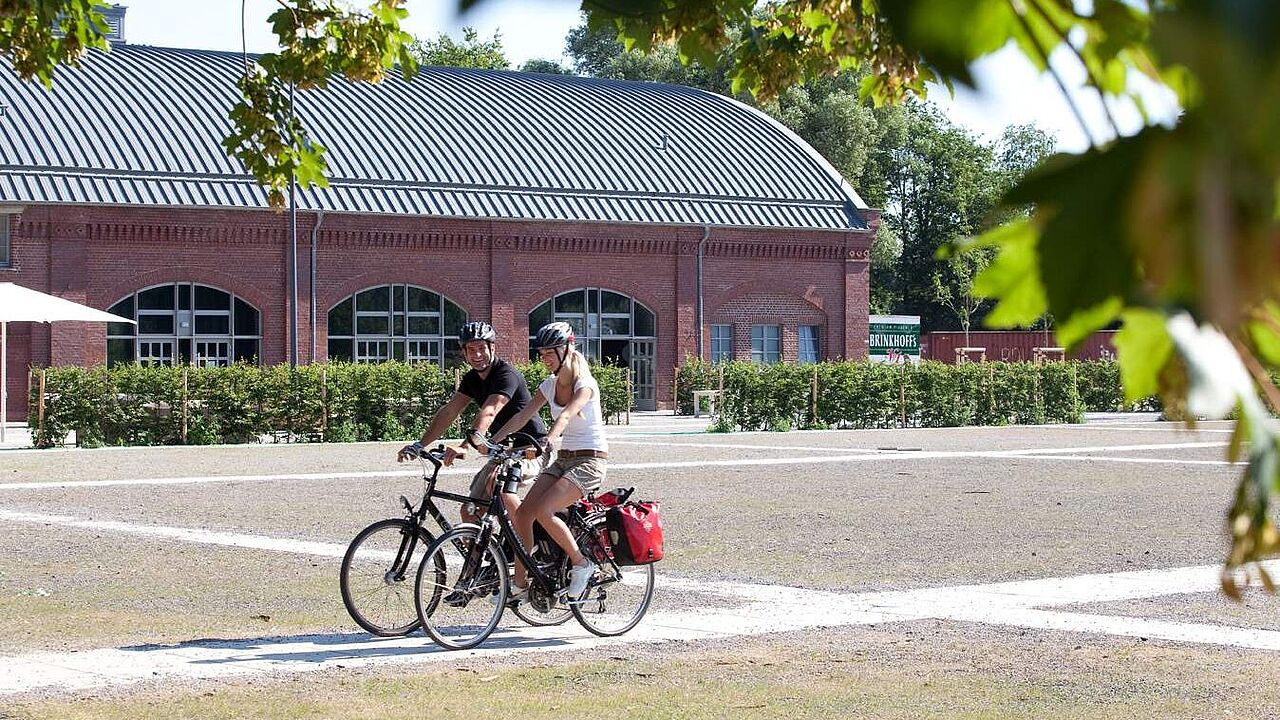 Bild von Radfahrern vor der Rohrmeisterei in Schwerte