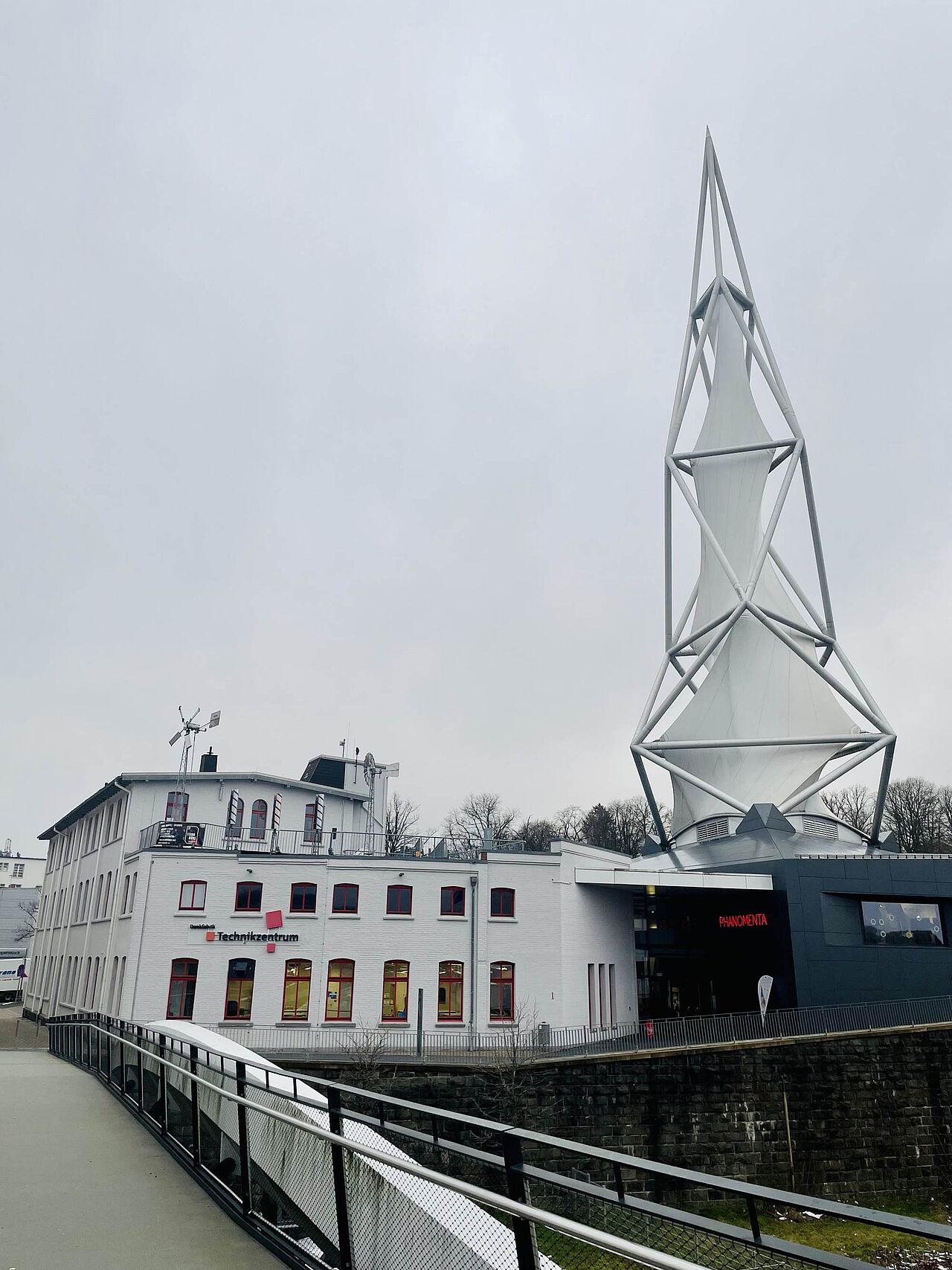 Der Blick von der Brücke auf die erweitere Phänomenta und dem Turm