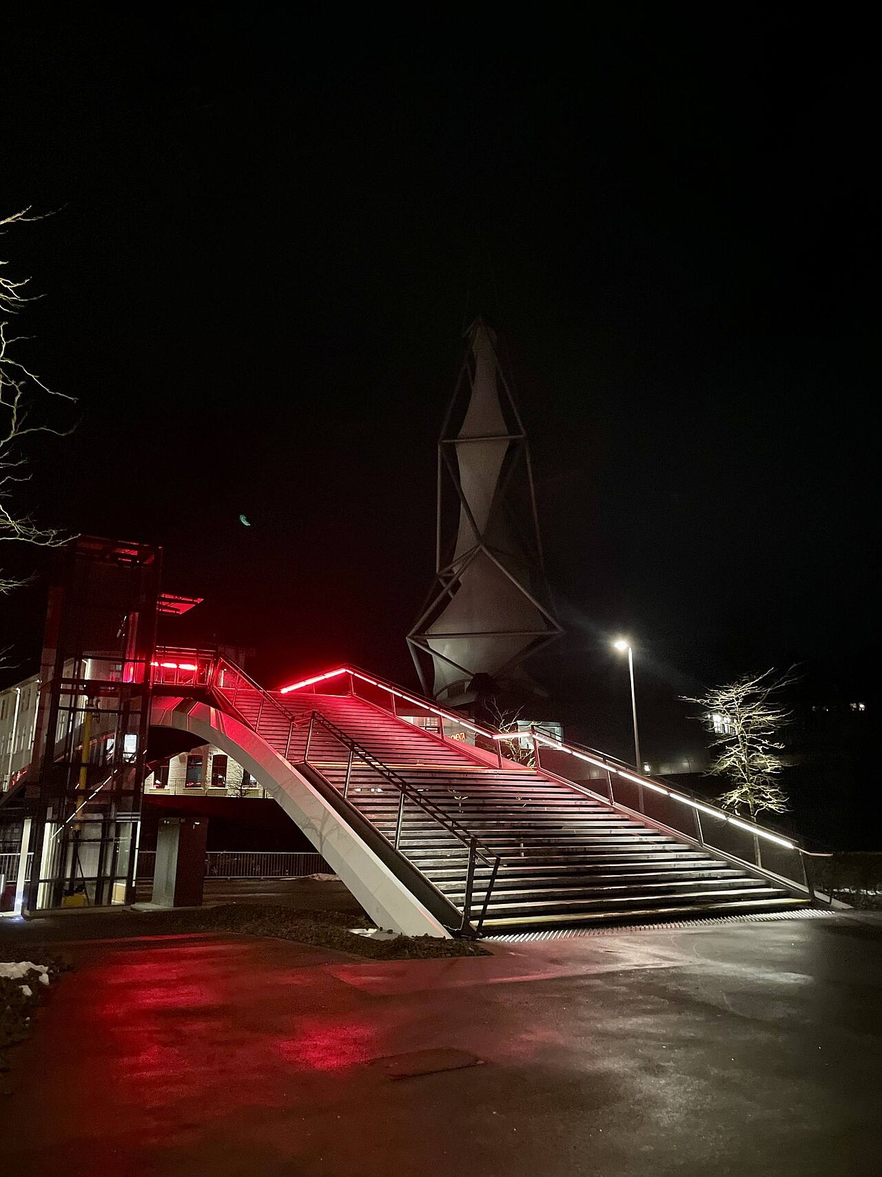 Die beleuchtete Brücke bringt dem Tag in der Phänomenta einen runden Abschluss