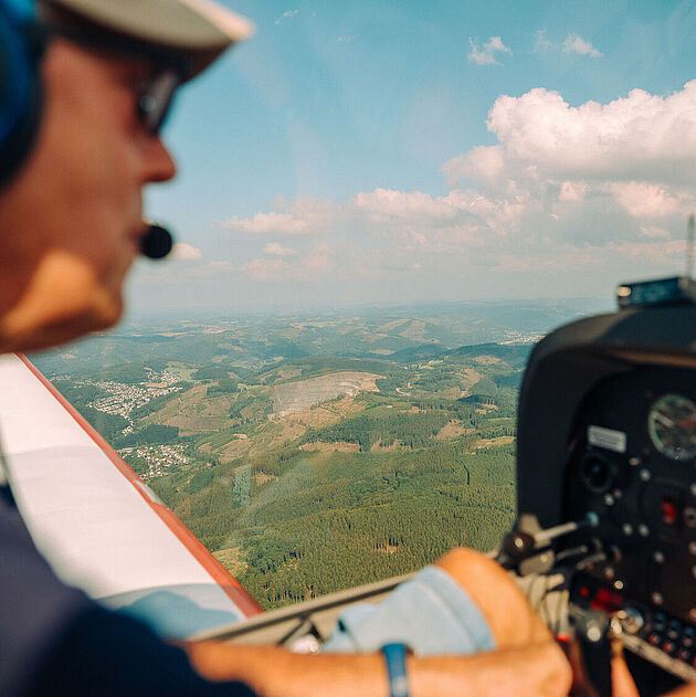 Motorflugzeug fliegen auf dem Flugplatz Plettenberg-Herscheid im Märkischen Sauerland