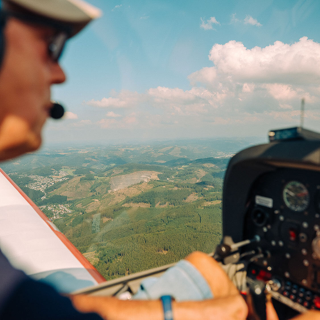 Motorflugzeug fliegen auf dem Flugplatz Plettenberg-Herscheid im Märkischen Sauerland