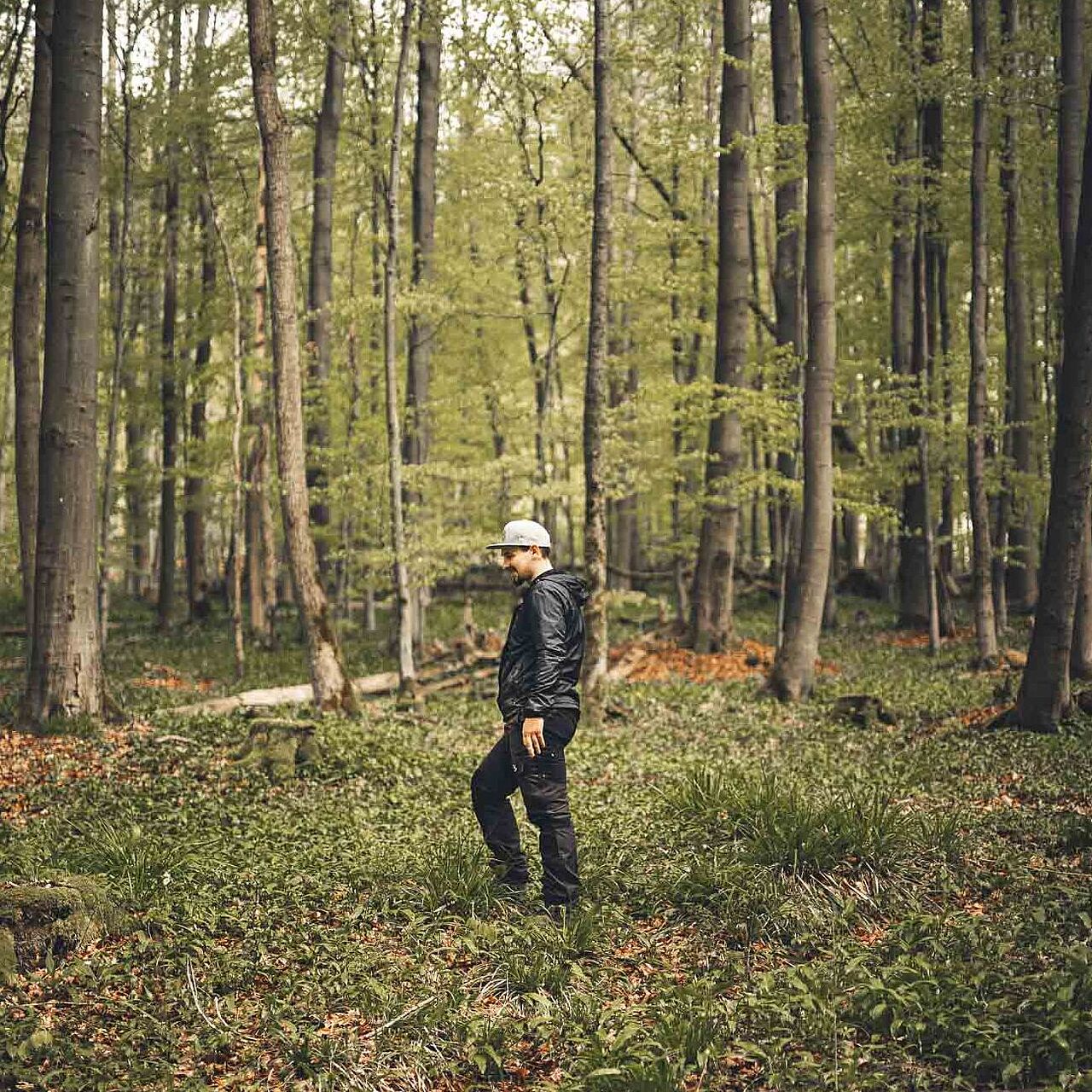 Mann im Wald im Märkischen Sauerland