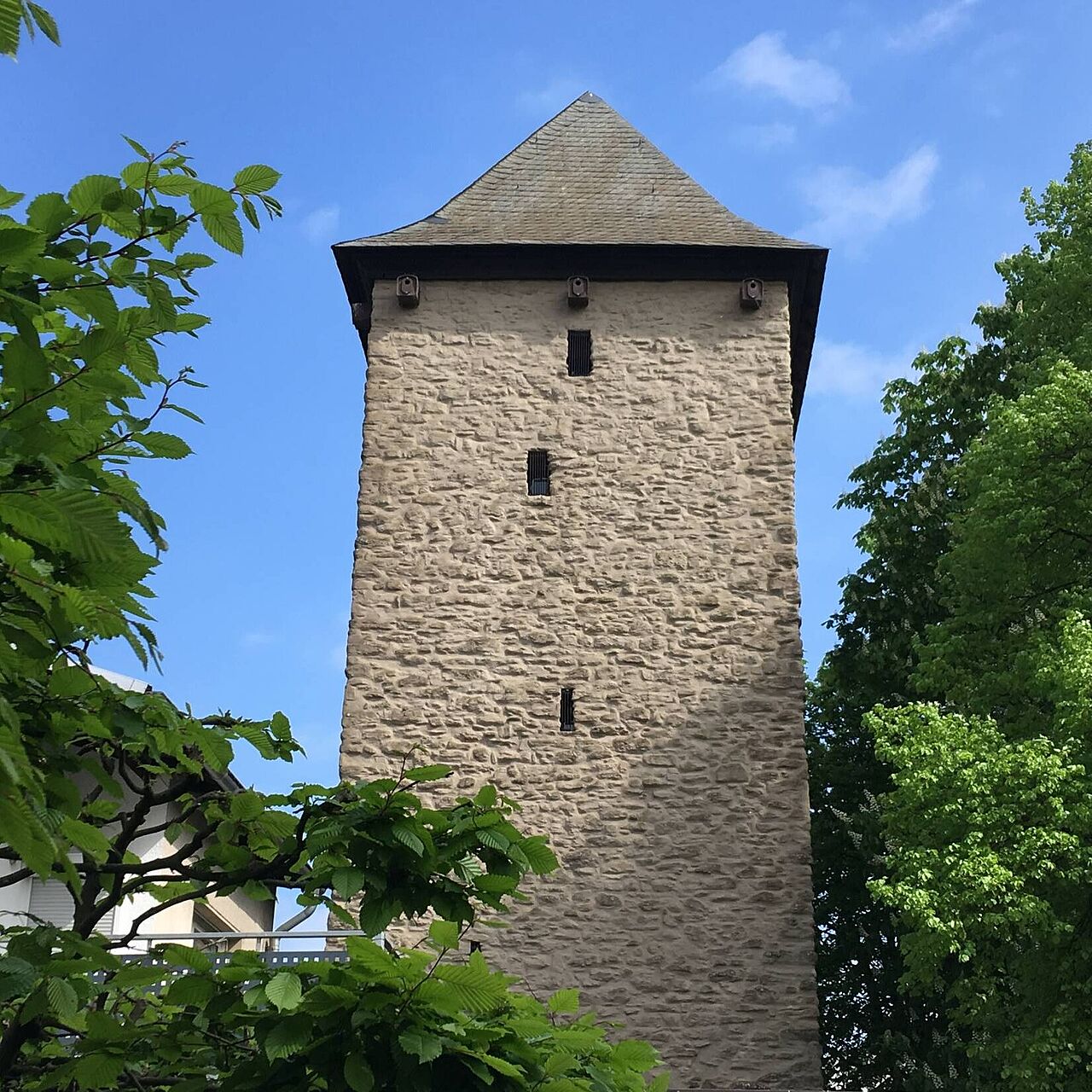 Poenigeturm: Größer Stadtturm in Menden im Märkischen Sauerland