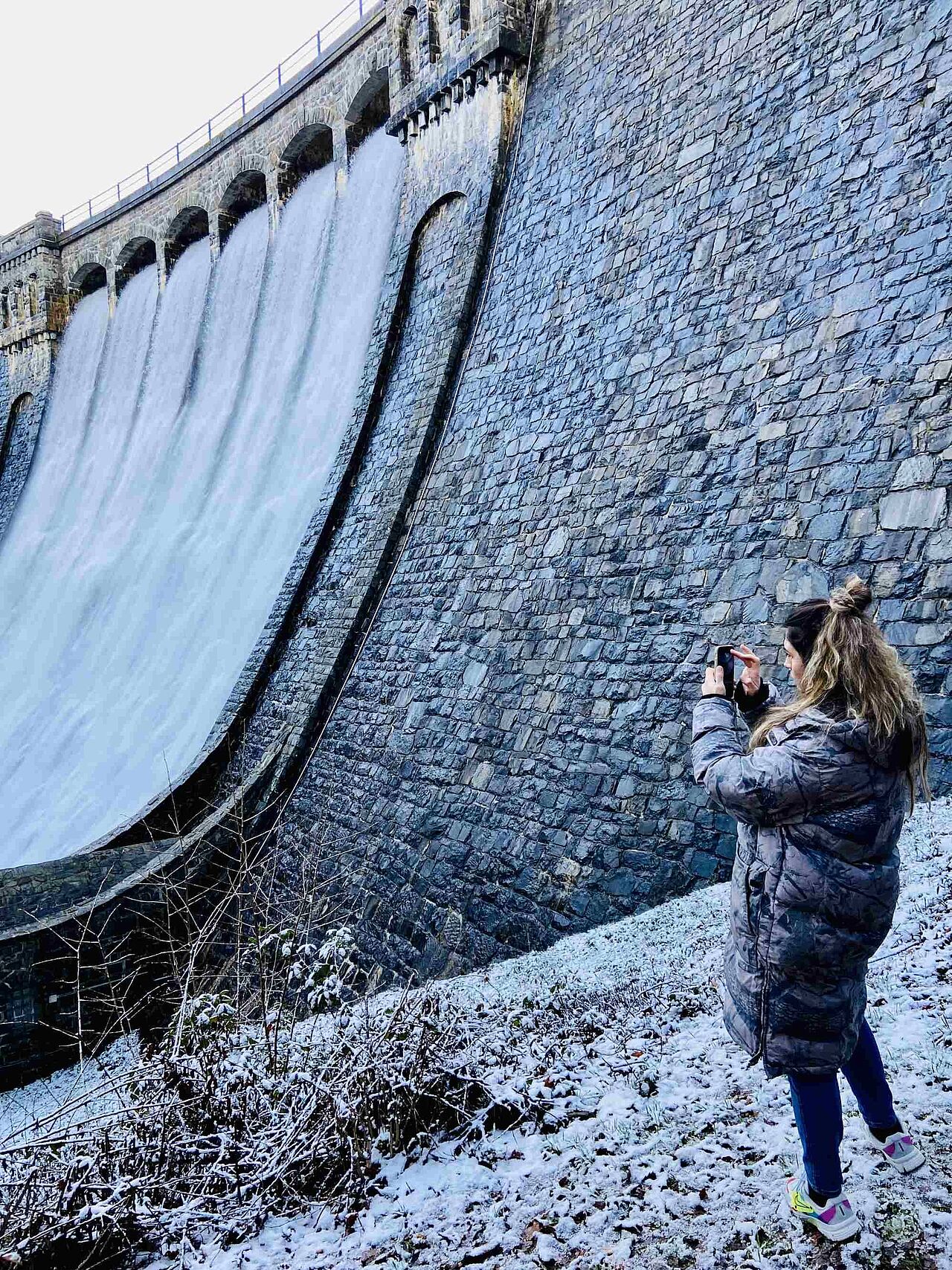 Die imposante Staumauer der Oestertalsperre