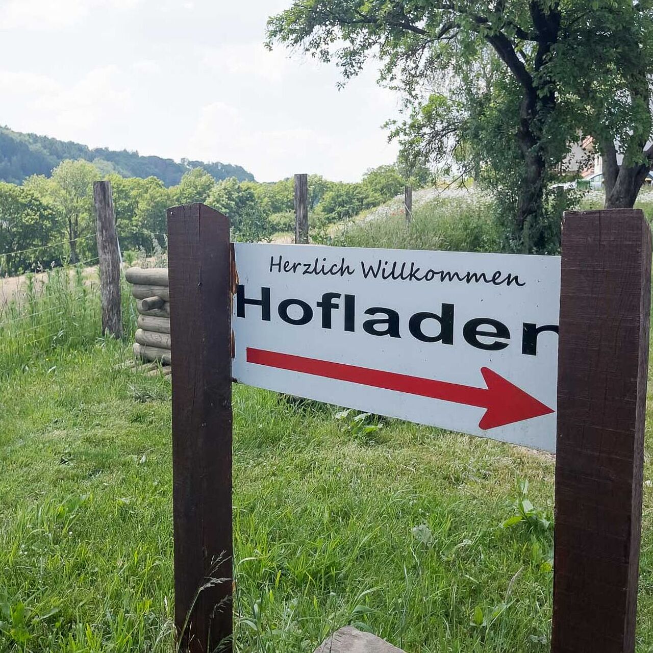 Selbstbedienungs-Milchzapfstelle und Eierautomat bei Joest’s Hofladen in Meinerzhagen.