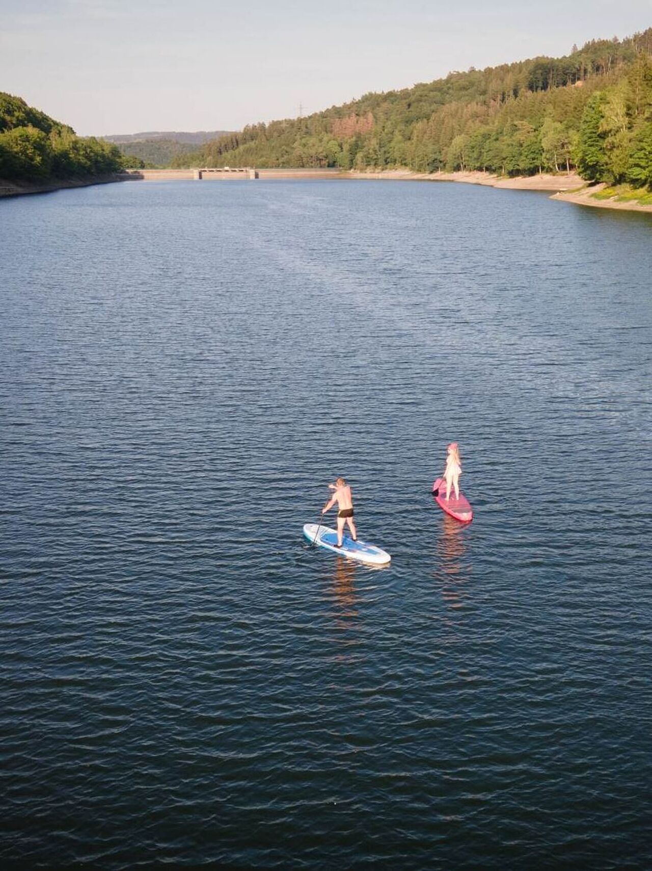 In der Sommersaison kann man auf der Oestertalsperre wunderbar Stand Up Paddle-Boards ausleihen