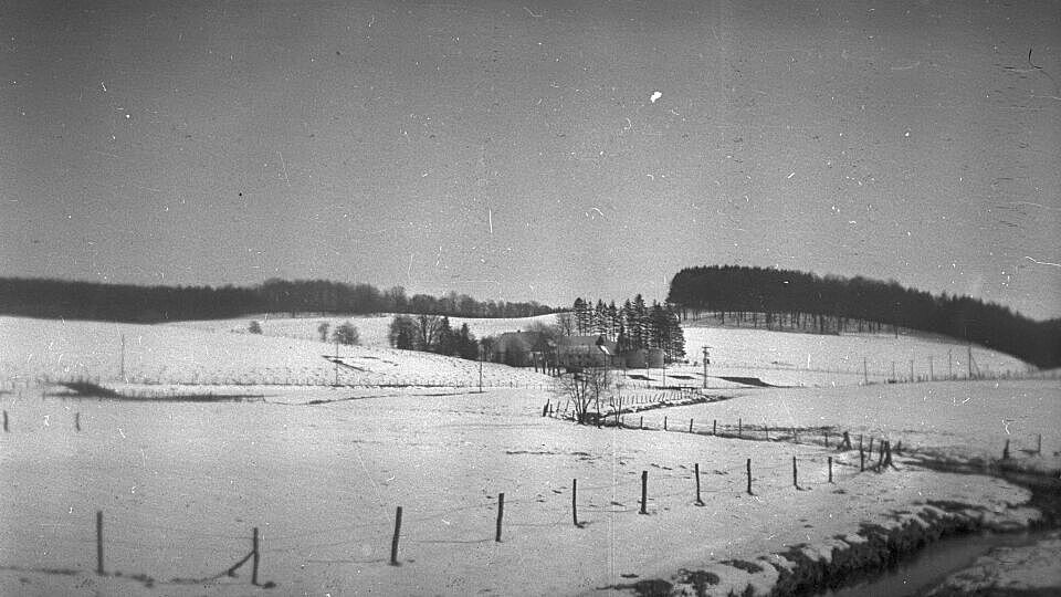 Verschneite Landschaft mit Bauernhof Schmalenbach