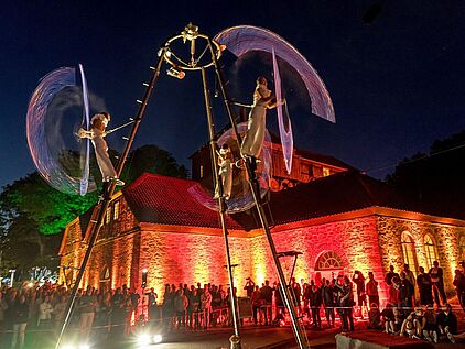 Luise heizt ein an der Luisenhütte in Balve im Märkischen Sauerland