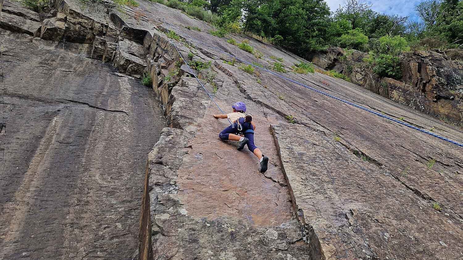 Klettern am Kletterfelsen in Wehrdohl im Märkischen Sauerland