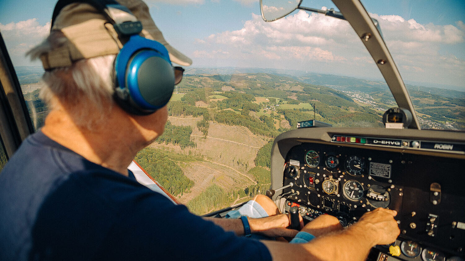 Motorflugzeug fliegen auf dem Flugplatz Plettenberg-Herscheid im Märkischen Sauerland