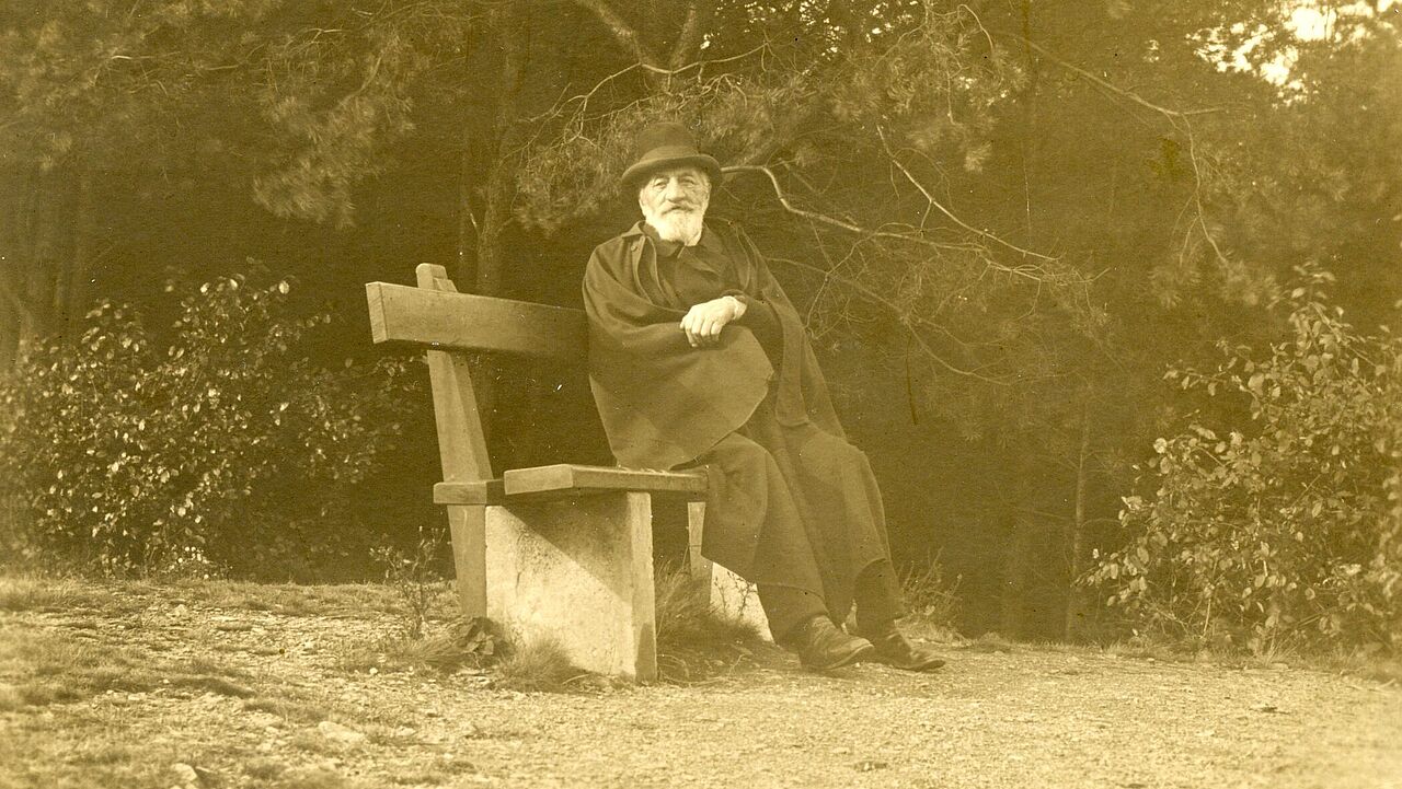 Ernst Danz aus Iserlohn auf einer Bank im Wald