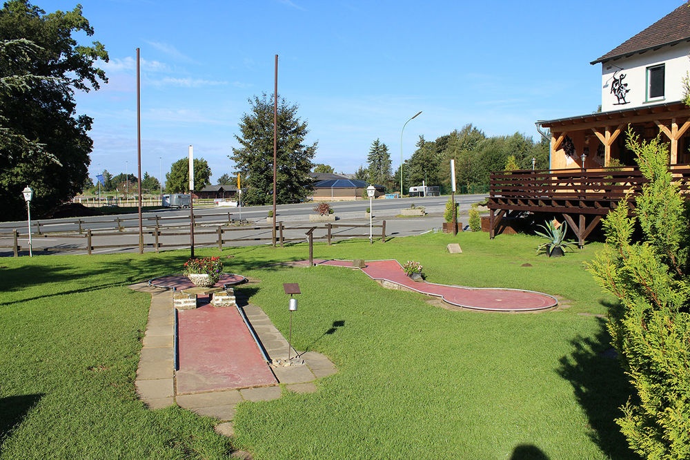 Minigolfanlage mit Blick auf die Karlshöhe