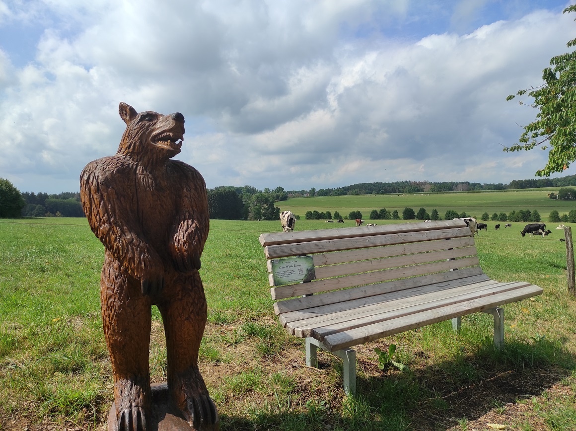 Die Sagenfigur neben der Sagenbank