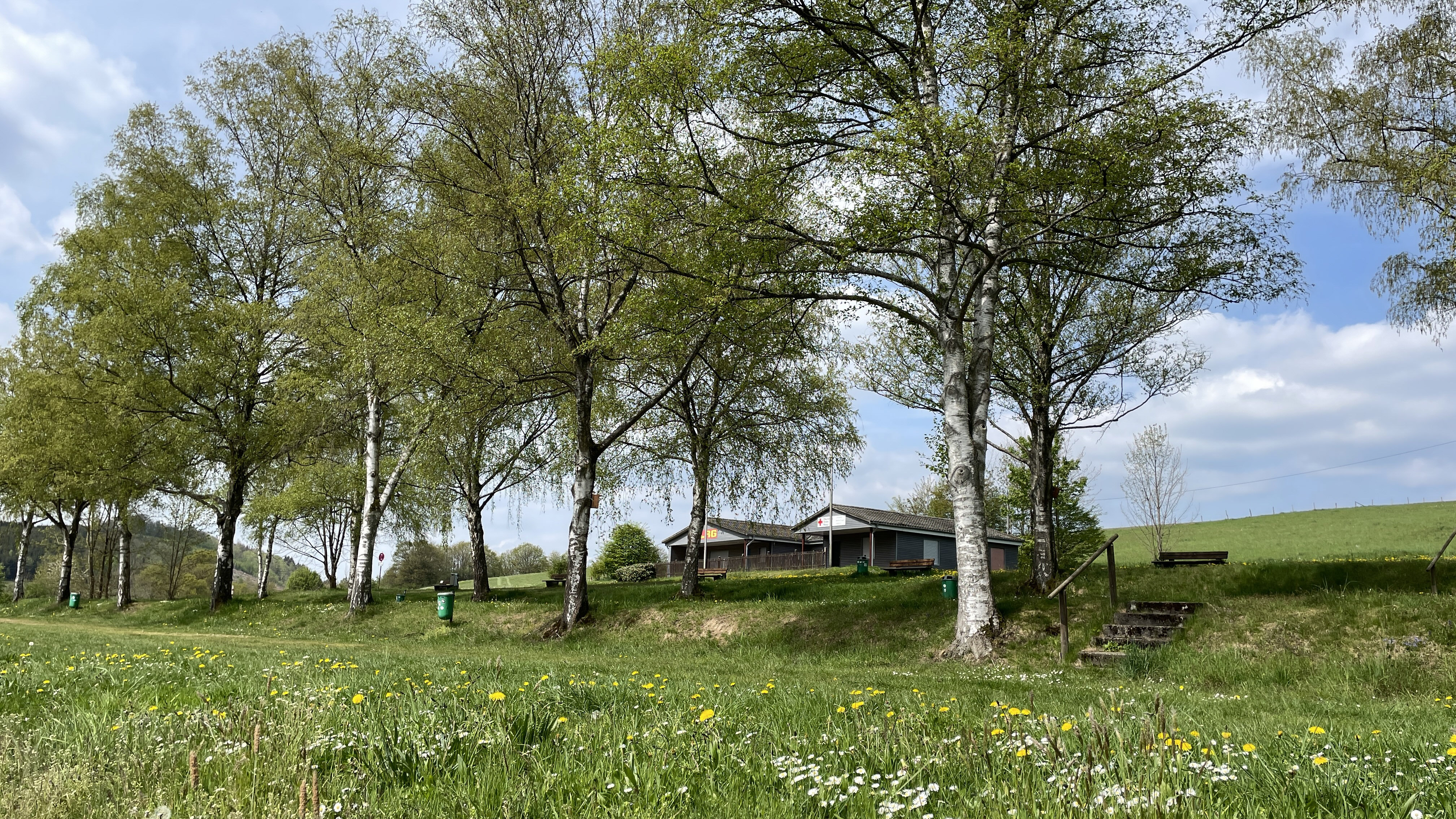 Badestelle Heiligenberg mit DLRG-Station im Hintergrund