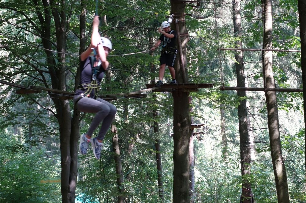 Mit der Seilrutsche geht es abwärts