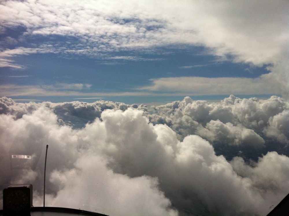 Flug durch die Wolken