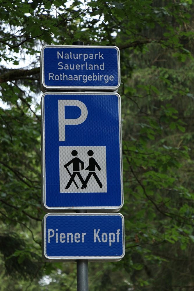 Verkehrszeichen zum Wanderparkplatz