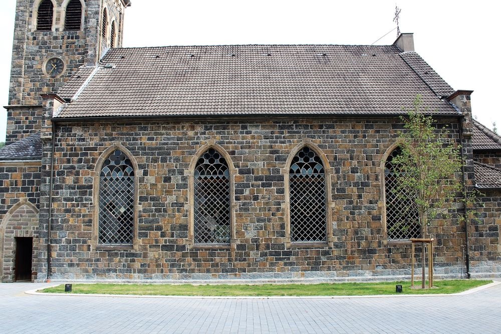 Seitenansicht der historischen Kirche