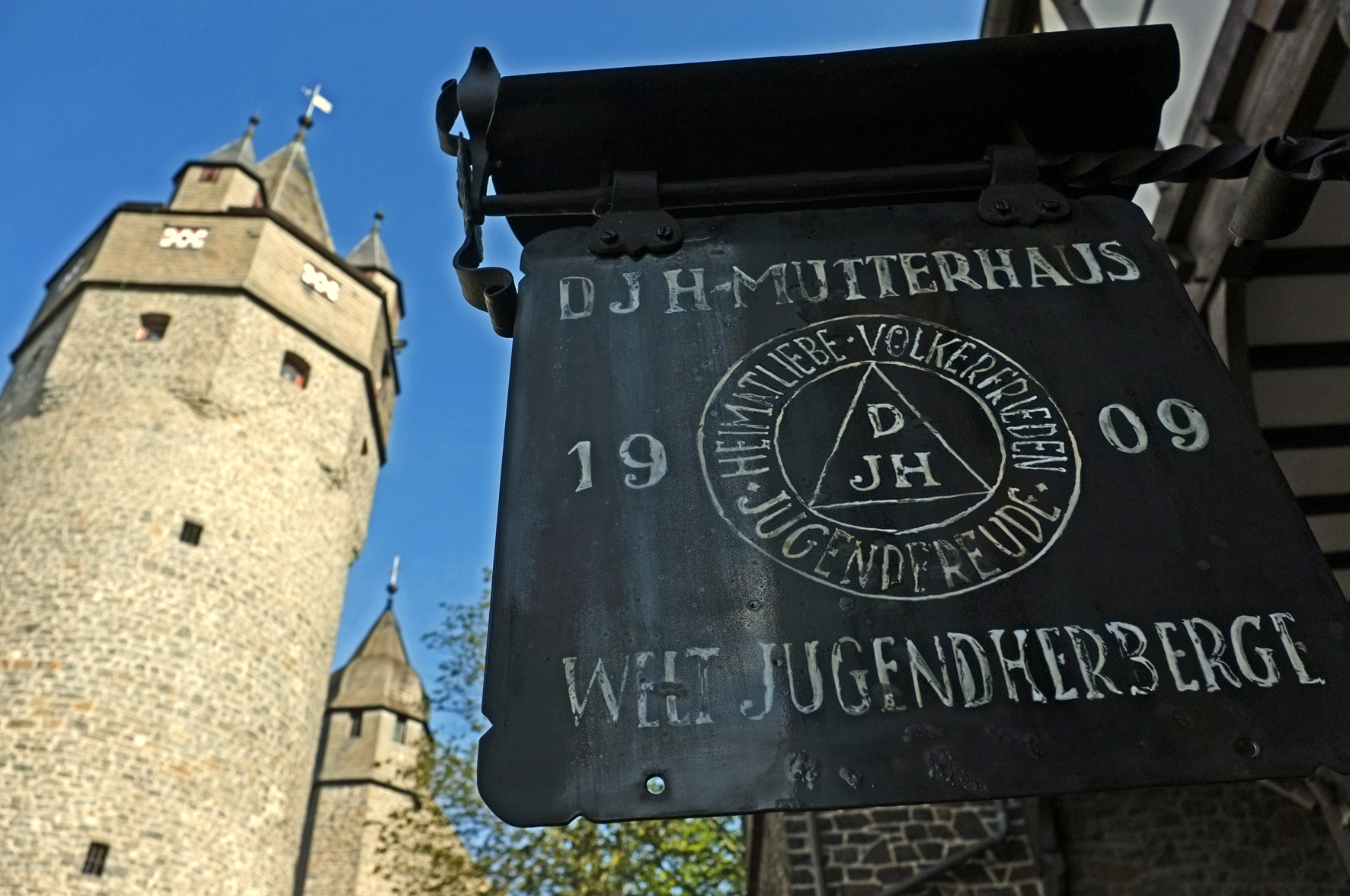 Burg Altena Museen Erste Jugendherberge der Welt Schild Foto Stephan Sensen.jpg