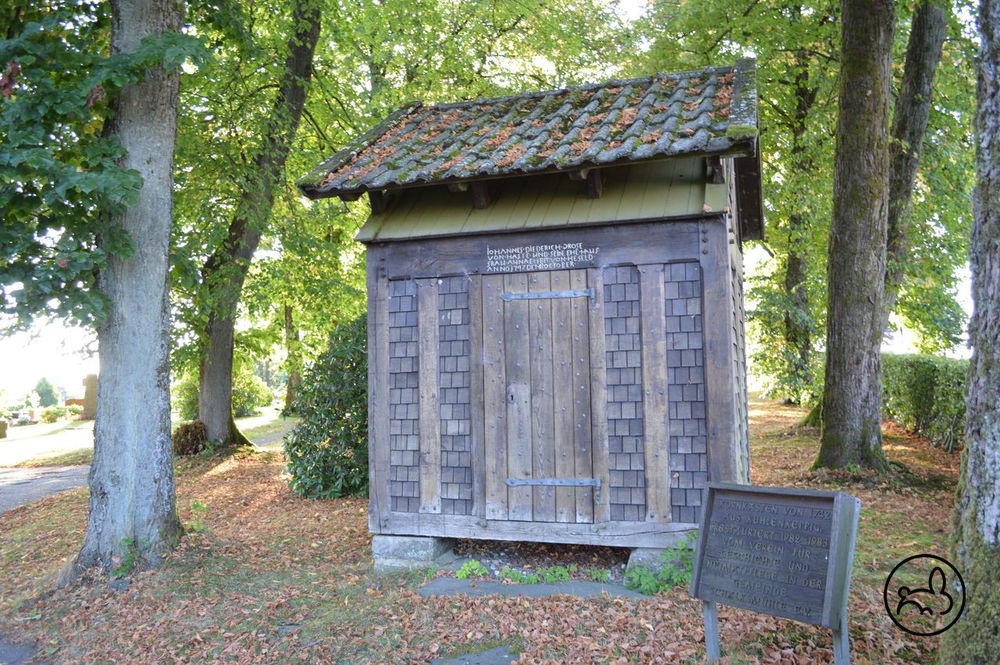 Historischer Haferkasten im Kirchenumfeld