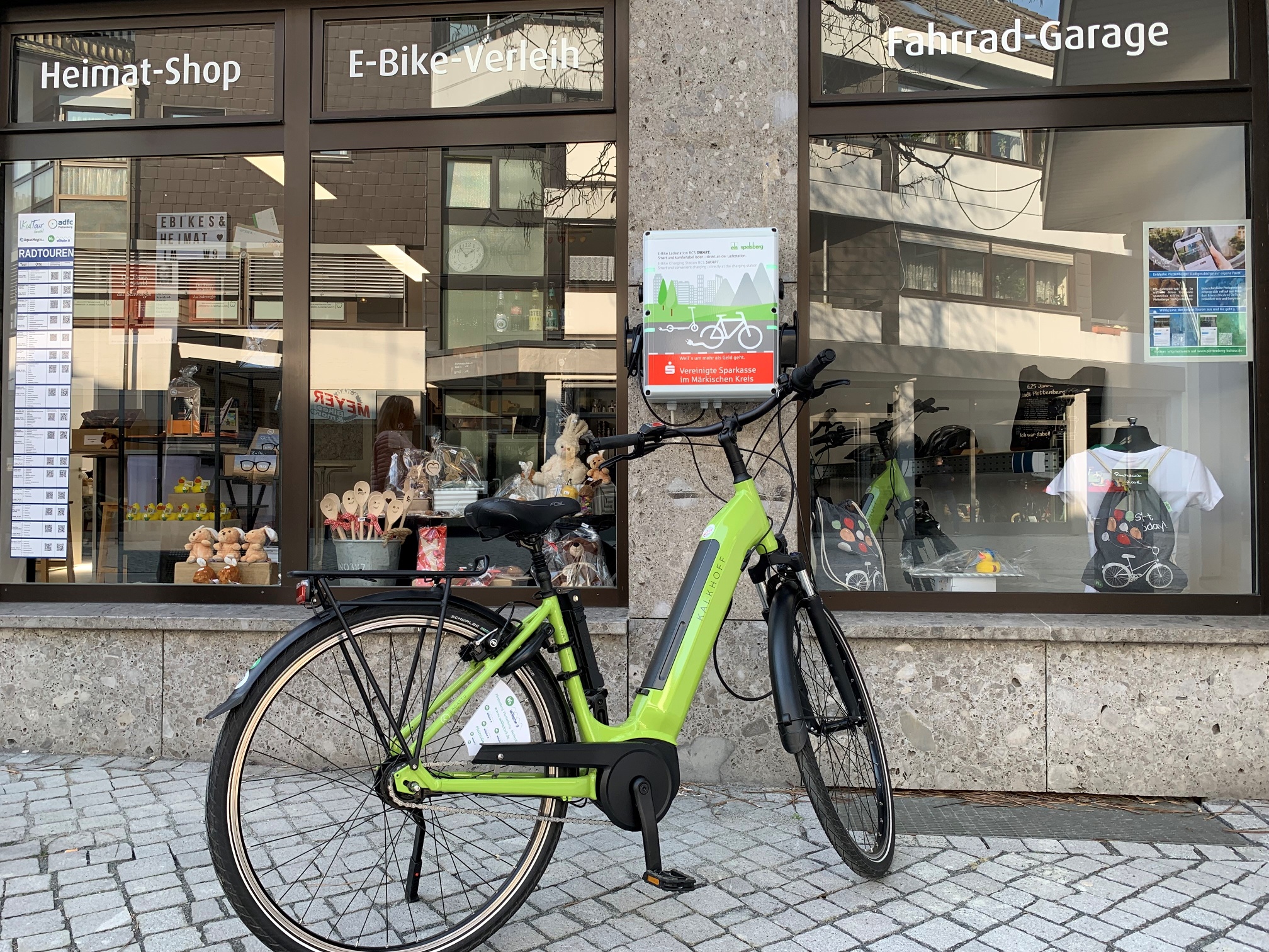 E-Bike Ladestation vor dem Wilhelm 9