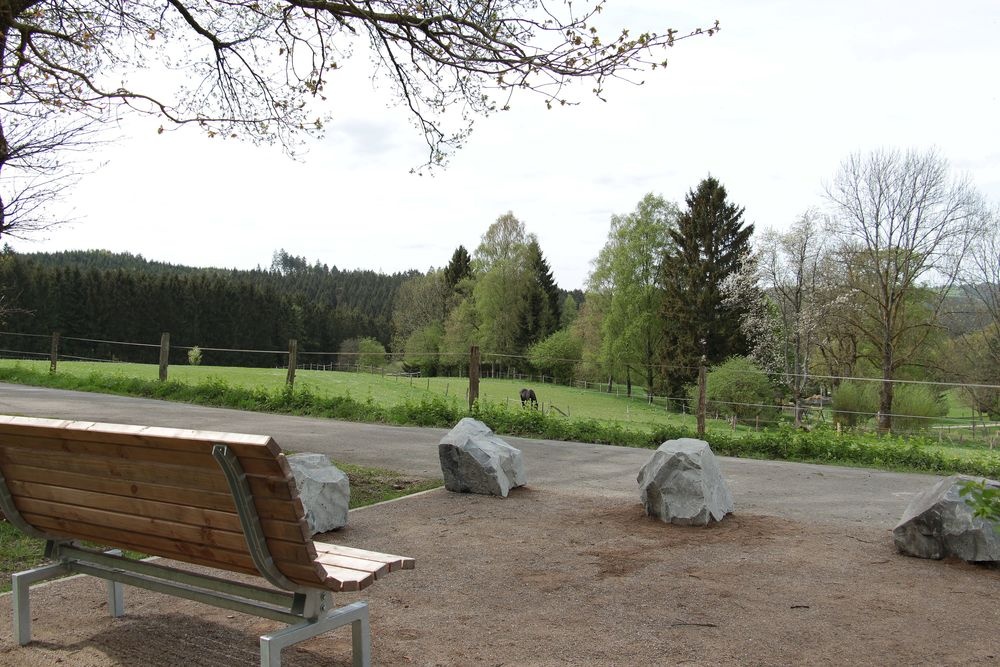 Rastplatz mit Blick zum Dorf Heed