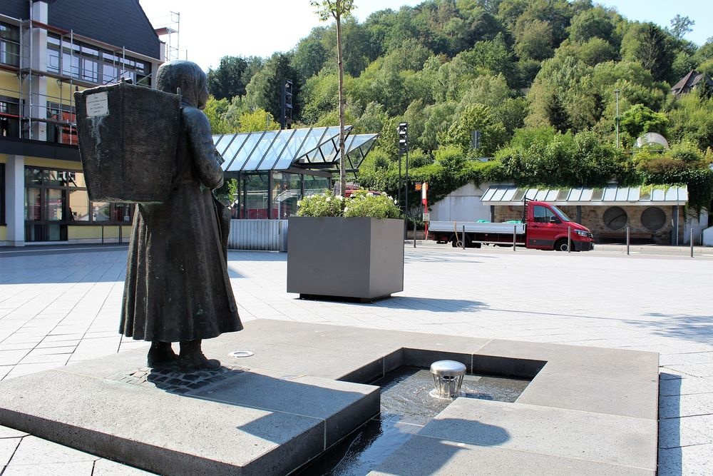 Die Statue steht im Ortszentrum auf den Rathauspla