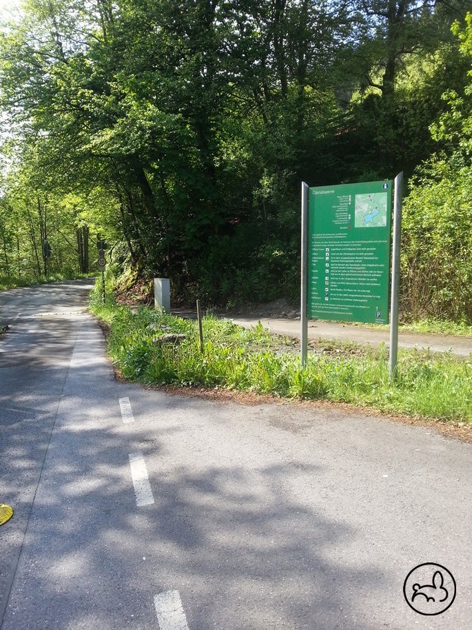 Infotafel rund um die Glör am Straßenrand