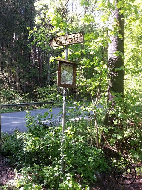 Wegweiser für Wanderer am Parkplatz