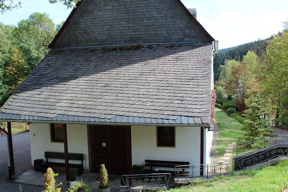 Verweilmöglichkeiten an der Kapelle