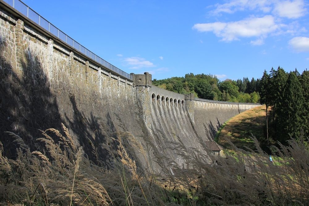 Die alte, wuchtige Staumauer der Kerspetalsperre