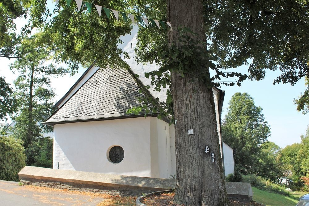 Die alte Linde an der Dorfkirche in Hülscheid