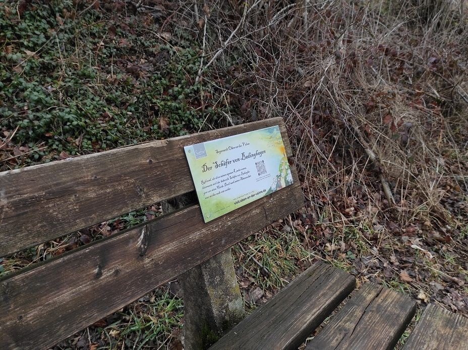 An der Bank befindet sich die Plakette mit dem Hör