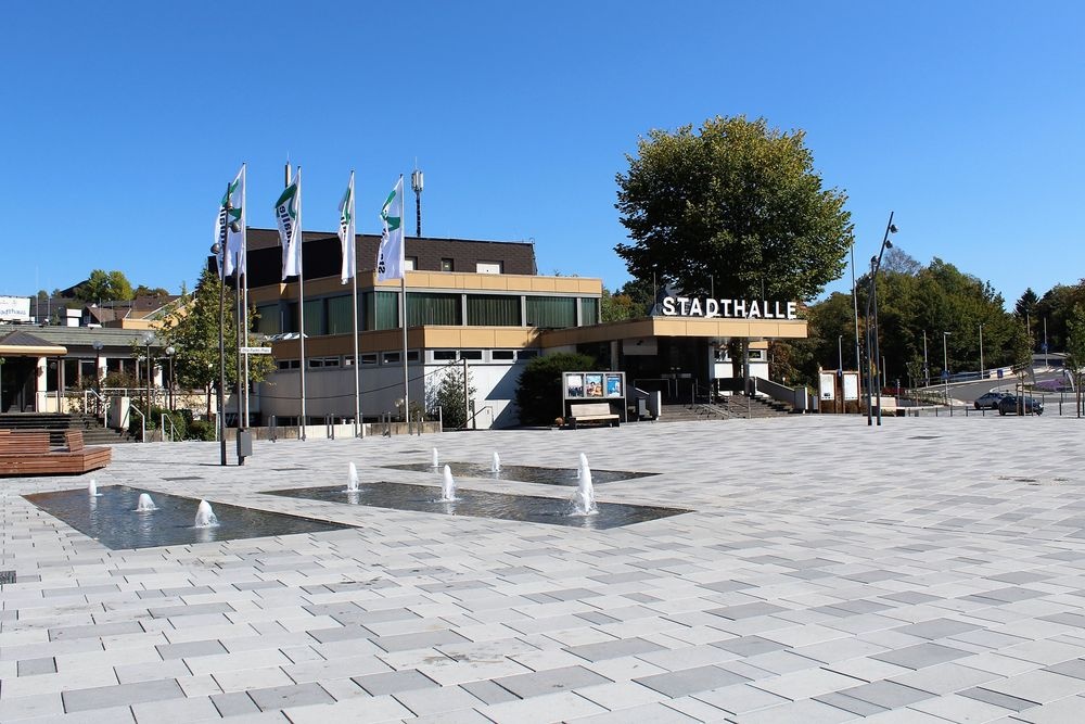 Der Otto-Fuchs-Platz mit der Stadthalle