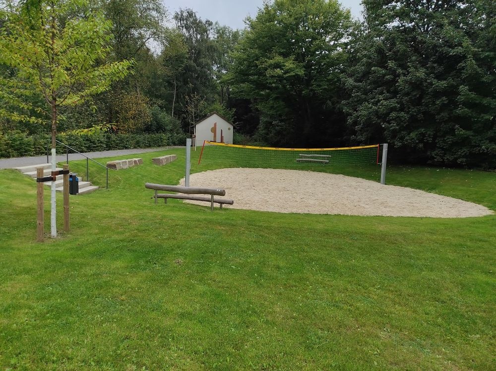 Das Beachvolleyballfeld im hinteren Parkbereich