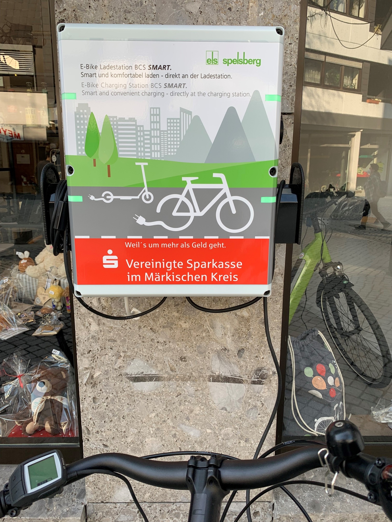 E-Bike Ladestation vor dem Wilhelm 9