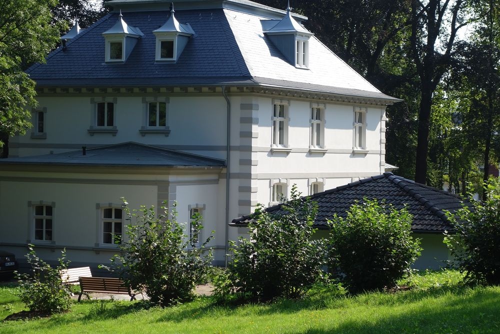 Die restaurierte Villa im Park